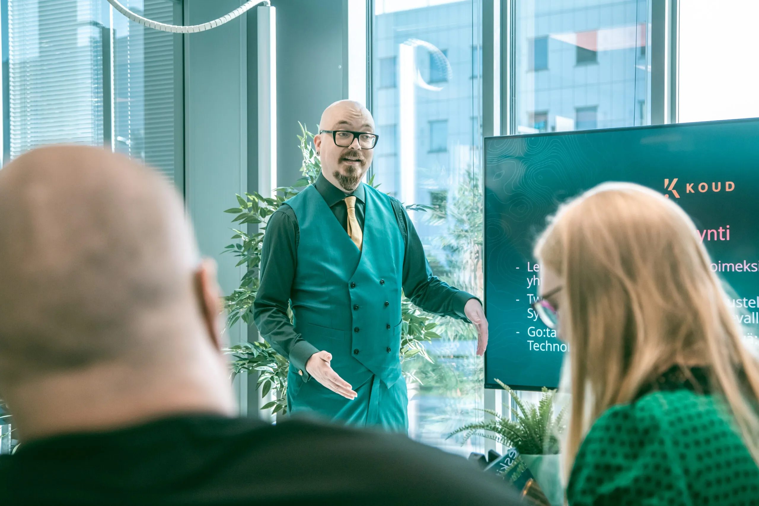 Koudin myyntijohtaja Olli Ikonen toimiston edessä.