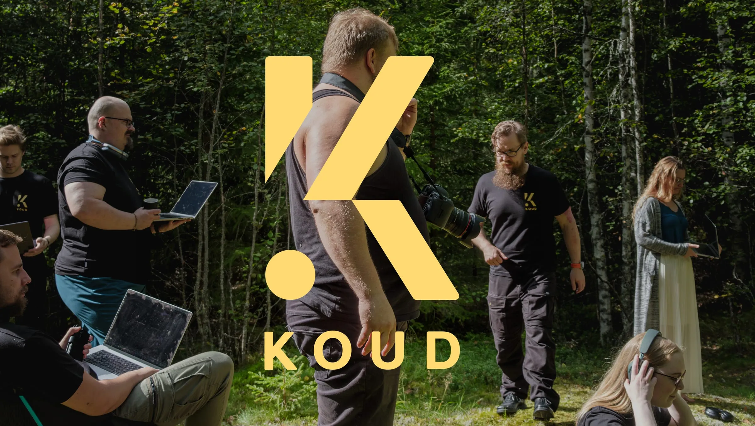 Koudilaisia kuusten keskellä Kaupin metsässä Creative Cruen brändikuvauksissa.