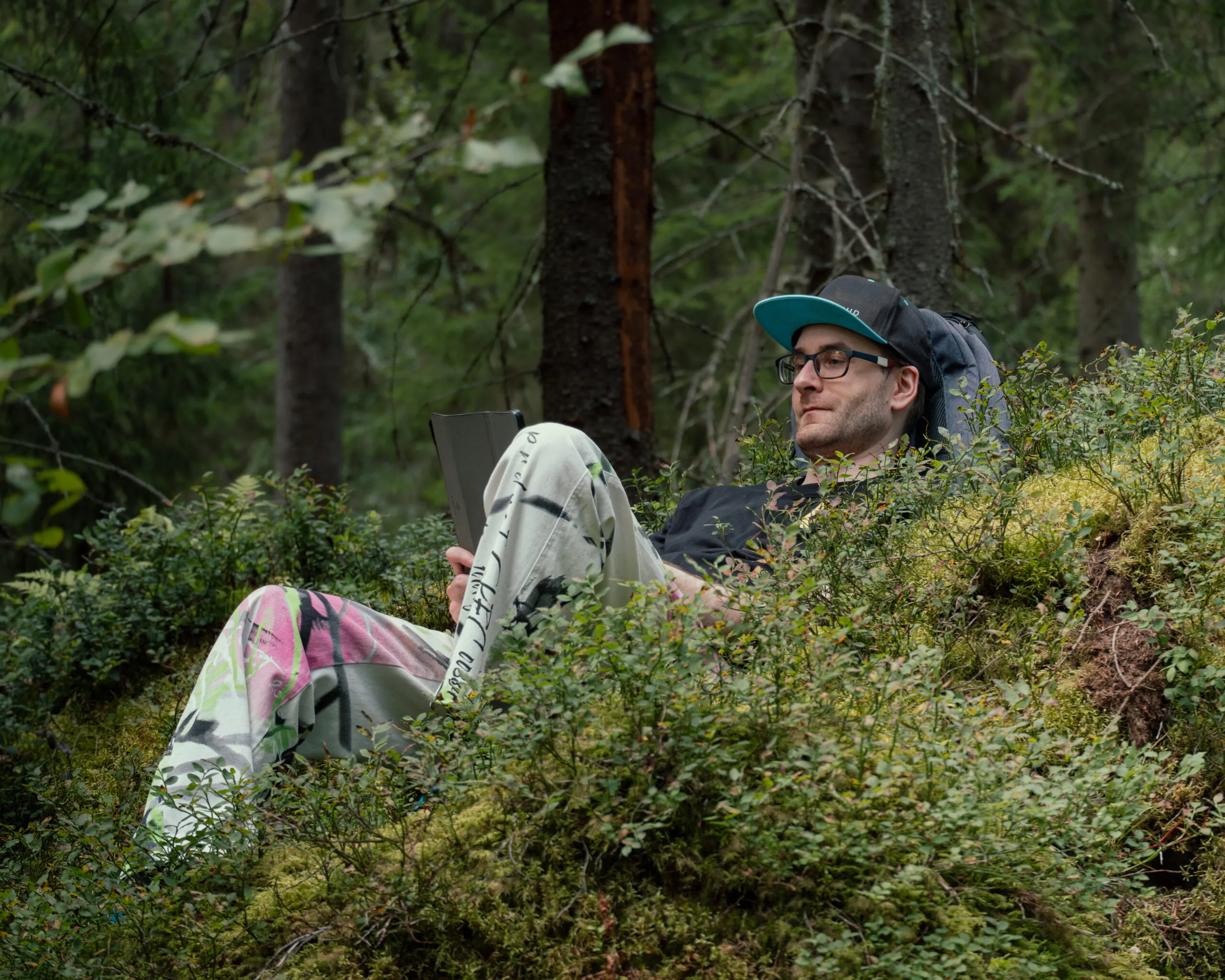 Ohjelmistokehittäjä Carlo brändikuvauksissa Kaupin metsässä.