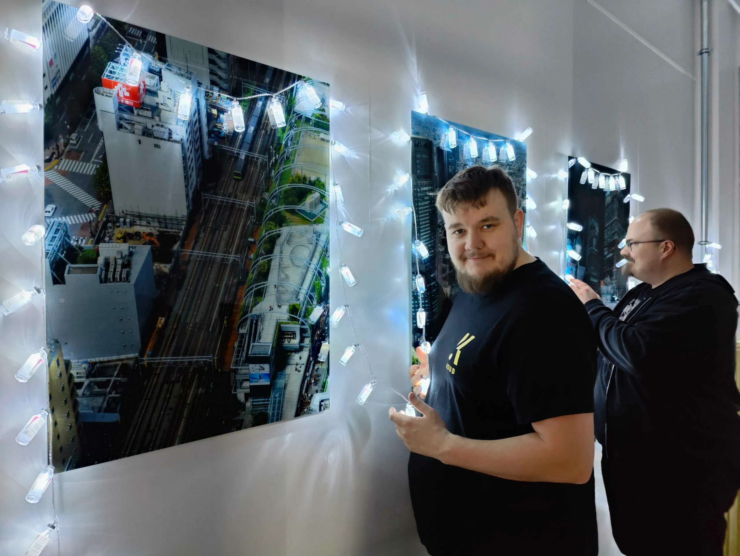 Koudareita työskentelemässä Hacklab-illan projekteissa toimistolla.