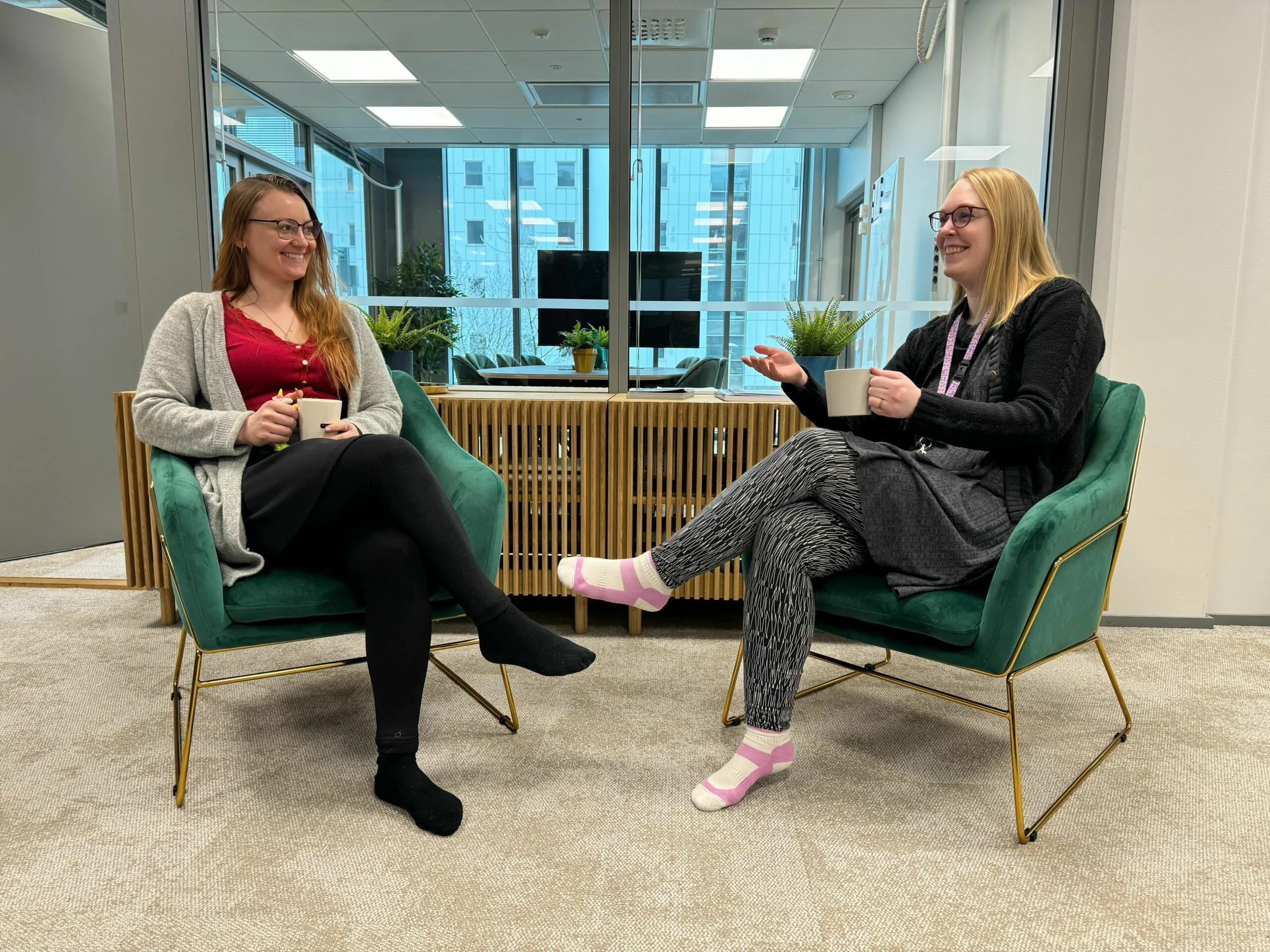 Henkilöstöpäällikkö Laura ja kollega Tanja Koudin toimistolla.