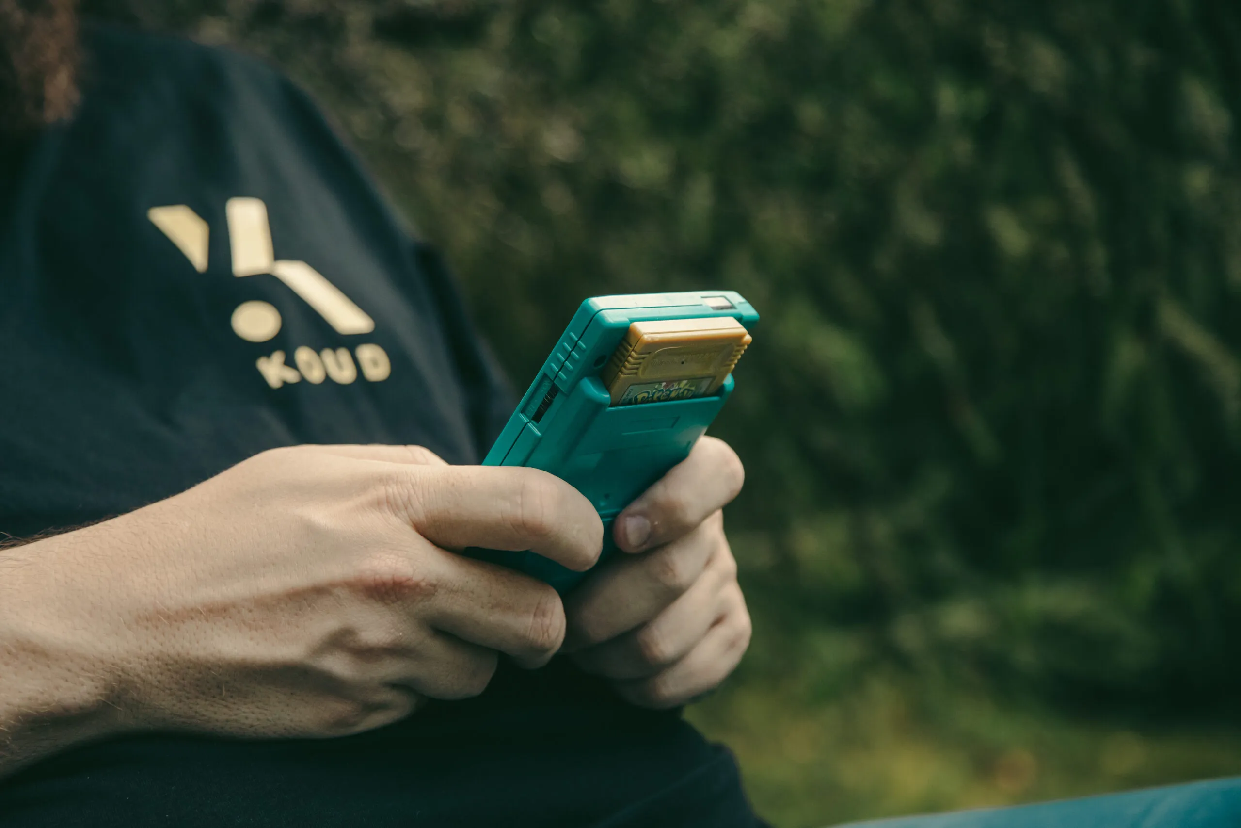 Lähikuva vanhasta Game Boy -konsolista pöydällä.